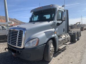 2014 FREIGHTLINER CLASSIC DAY CAB.