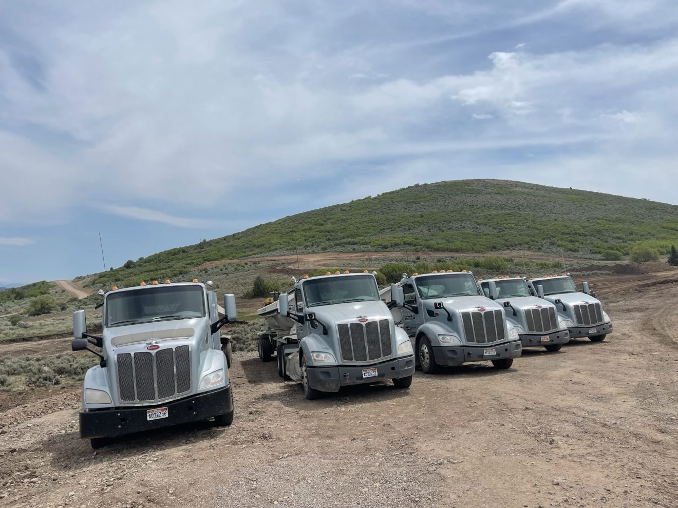 PETE 2015 DAY CAB TRUCKS  AND 2017 AND 2018  TRAILKING TRIPLE AXLE SIDE DUMP SETS