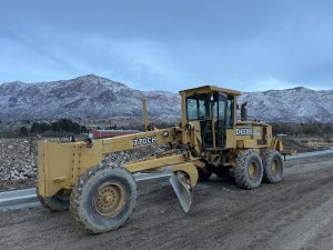 2000 JOHN DEERE MODEL 770CH WITH CLOSED CAB