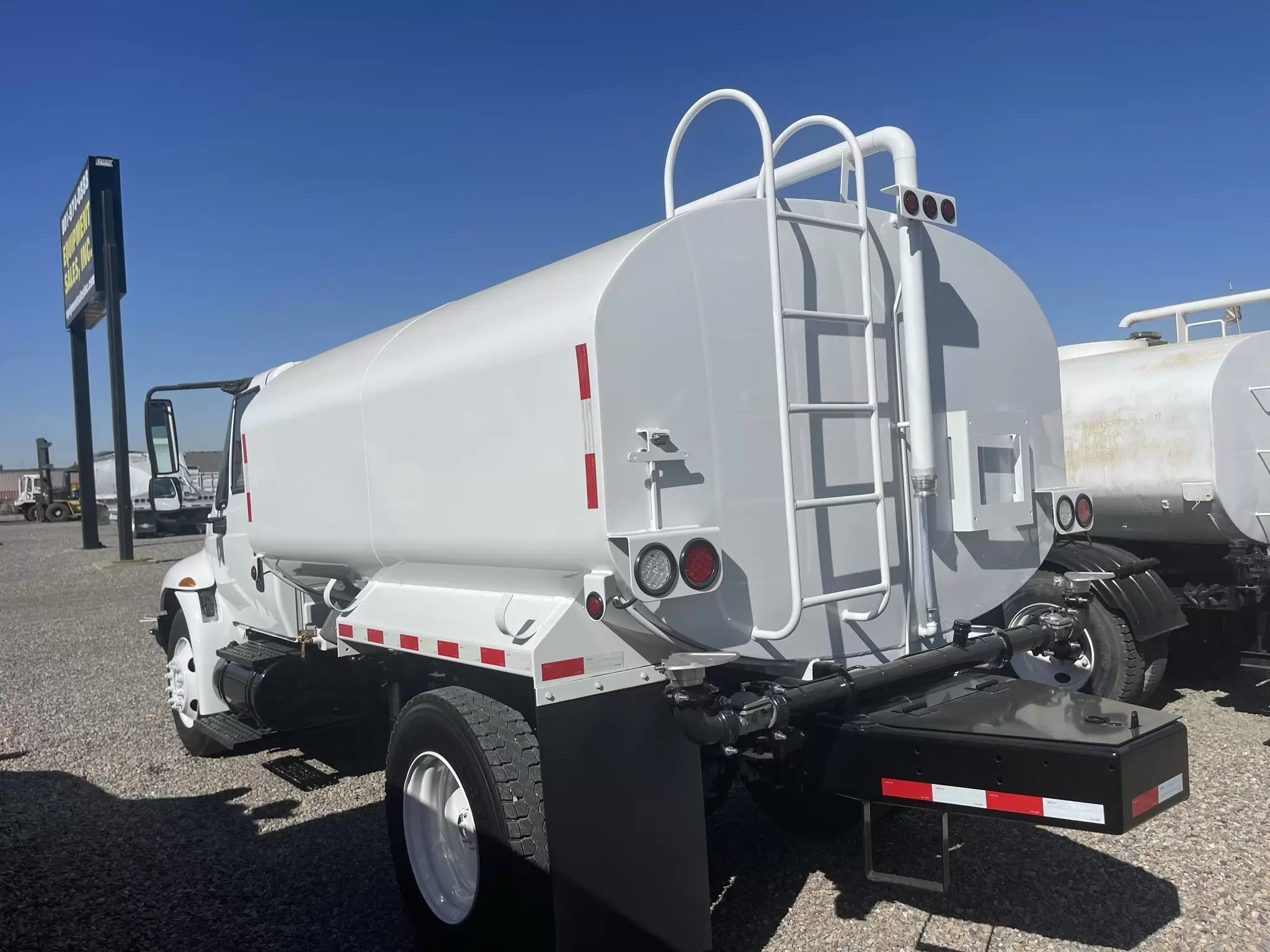 4200SBA 4X2 2000 GALLON WATER TRUCK Dogface Heavy Equipment Sales