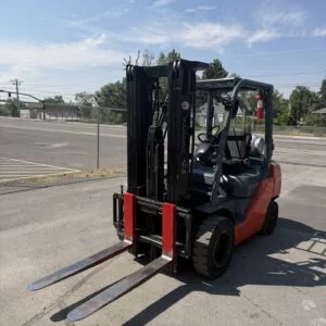 8FGU25 5,000 POUND FORKLIFT